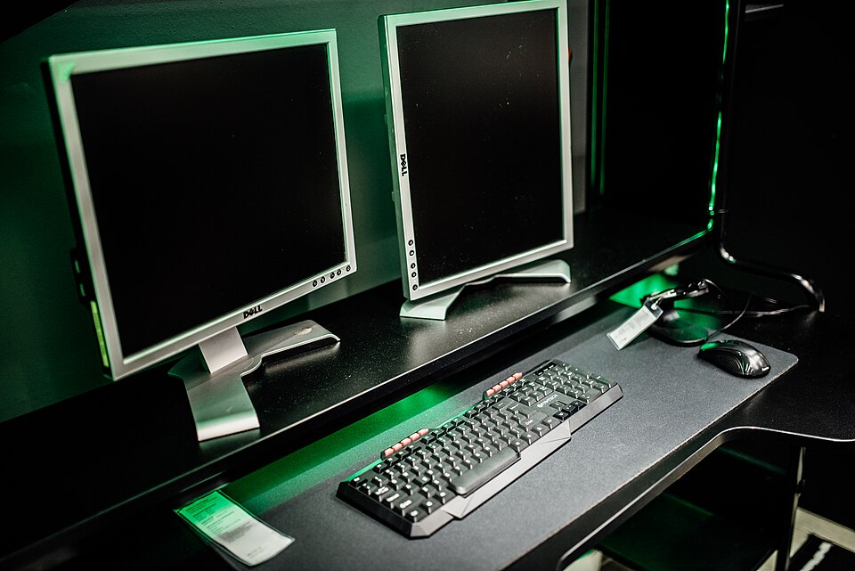 DesktopHut for Gaming Setups: Style Without Losing Frames